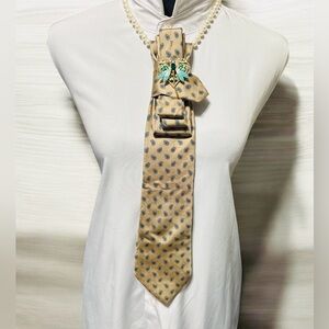 Elegant Tan/Blue Paisley Patterned Necktie with Dragonfly Brooch